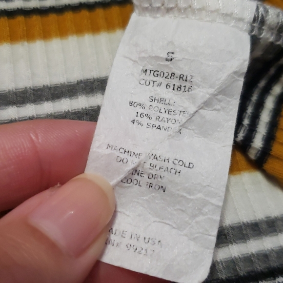 ๐ด ๐๏ธ FREE* Striped 3/4 Sleeved Lettuce-Hem Ribbed Top ๐ด - Picture 10 of 10